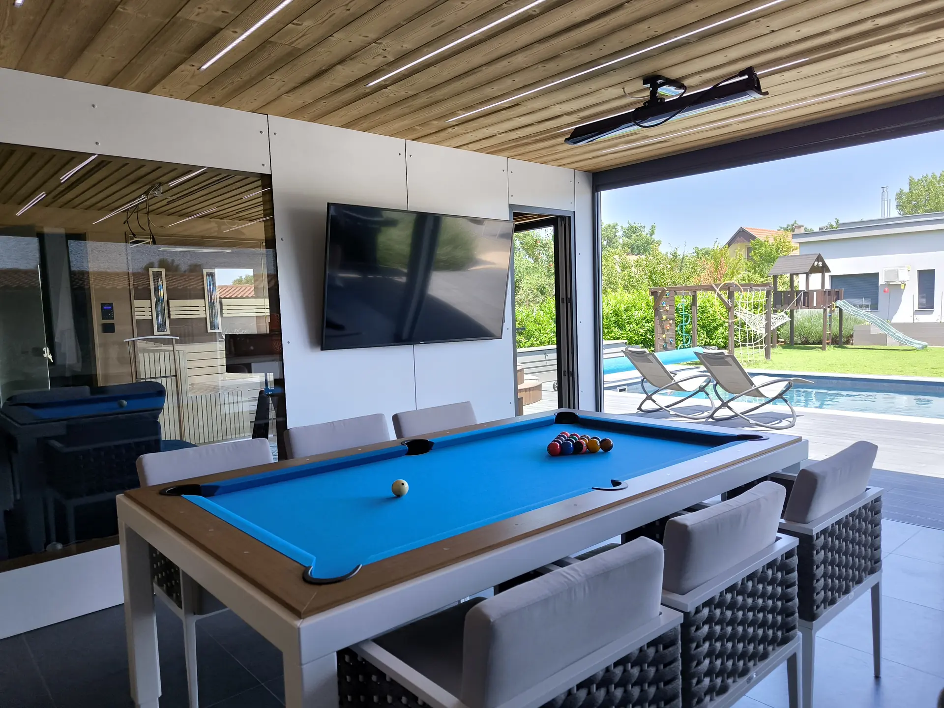 Fusiontables biliárd- és étkezőasztal pergola teraszon